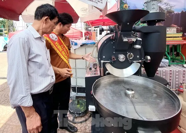 A guide instructing visitors on adjusting temperature and airflow during coffee roasting at Ban Me White Night