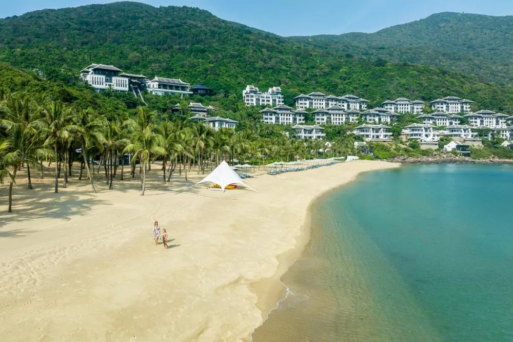 InterContinental Danang Sun Peninsula Resort nhìn từ trên cao, với kiến trúc độc đáo hòa mình vào thiên nhiên bán đảo Sơn Trà