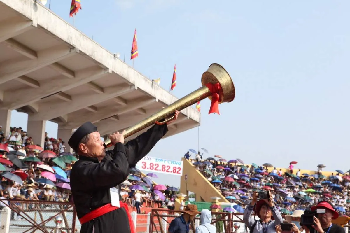 The end of the Do Son Buffalo Fighting Festival in the joy of locals and tourists