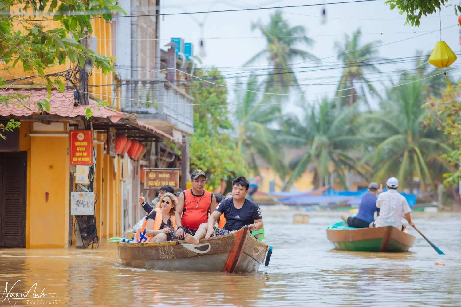 Foreign tourists rent boats to navigate pedestrian streets for taking photos of the ancient town