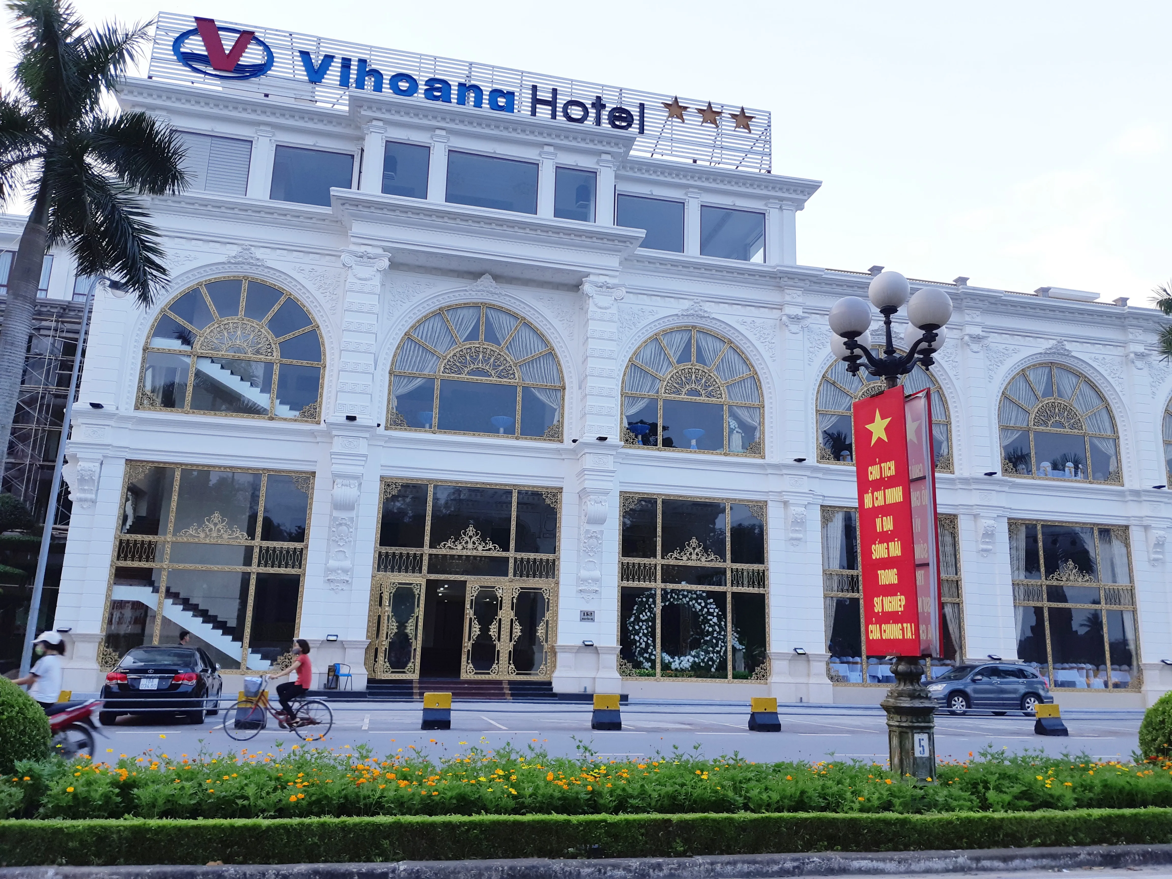 Vi Hoang Hotel in Nam Dinh, an ideal 3-star hotel with a peaceful setting by Vi Xuyen Lake.