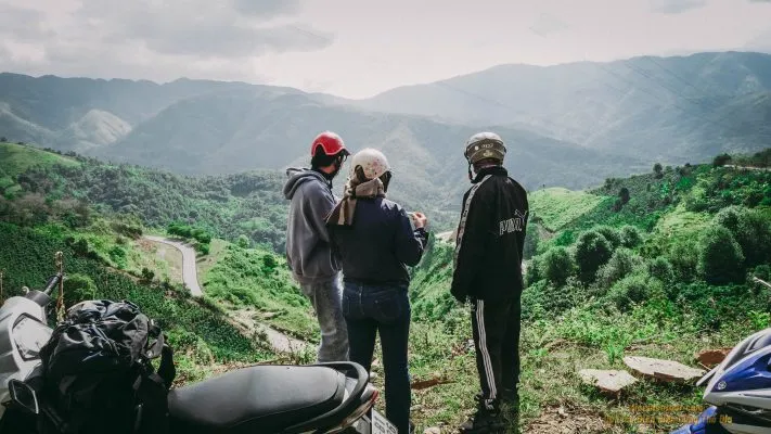 Exploring the old Pha Din Pass road