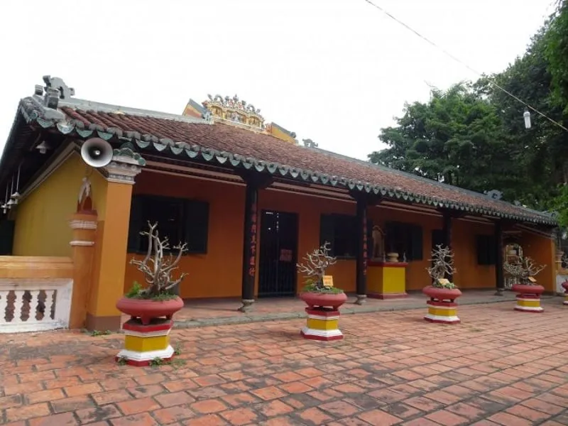Explore the unique Southern Vietnamese architectural style of Giac Lam Pagoda