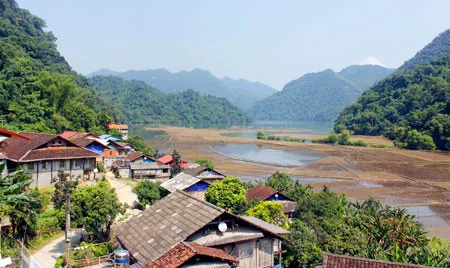 Khám phá kiến trúc nhà sàn truyền thống của người Tày tại Pác Ngòi, nét đẹp văn hóa được bảo tồn qua nhiều thế hệ
