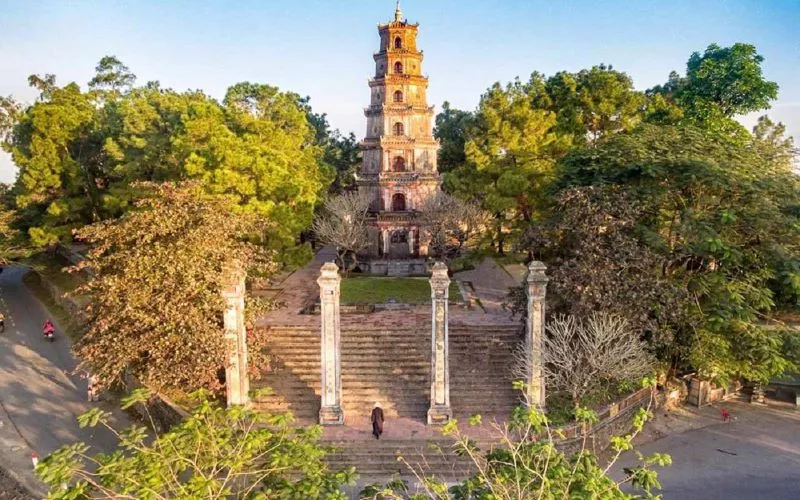 Khám phá lịch sử và nguồn gốc tên gọi linh thiêng của chùa Thiên Mụ