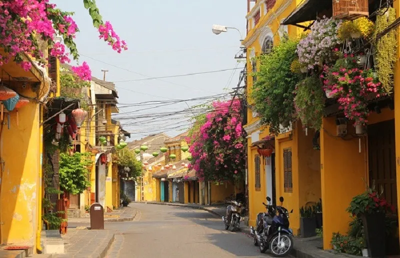 Exploring the ancient beauty of Hoi An in autumn during a Da Nang trip