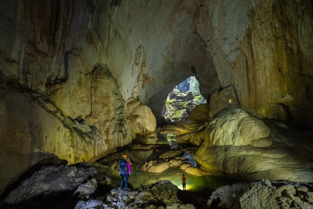 Khám phá vẻ đẹp hoang sơ của hang động Tú Làn trong tour du lịch mạo hiểm Quảng Bình cấp độ 2