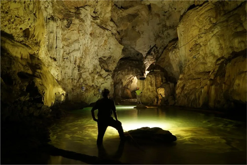 Khám phá vẻ đẹp kỳ vĩ của hang động trong tour du lịch mạo hiểm Quảng Bình