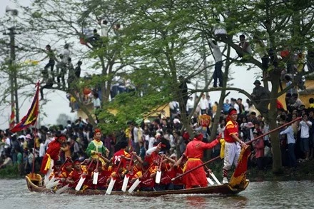 Natural stands with large crowds watching the Nhuệ River boat race