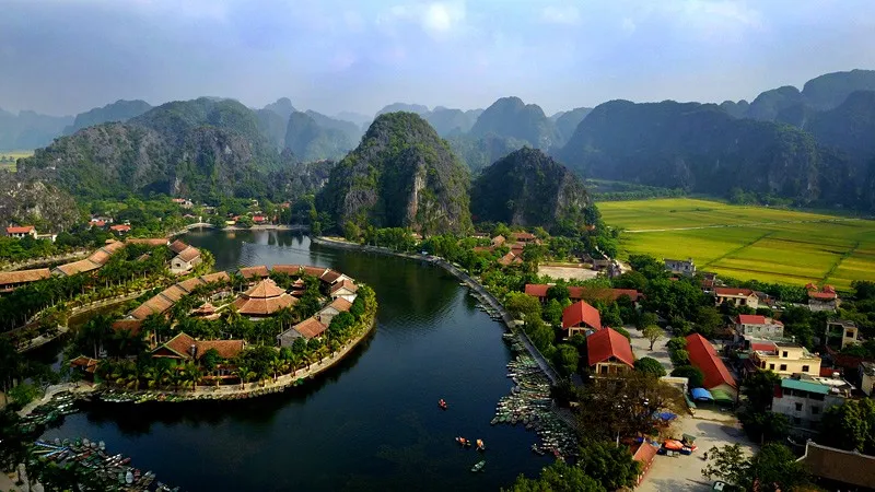 khi đến tam cốc bạn sẽ phải đi thuyền để ngắm những bông lúa vàng ươm cùng các hang động độc đáo