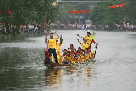 Victory moment at the Nhuệ River boat racing festival