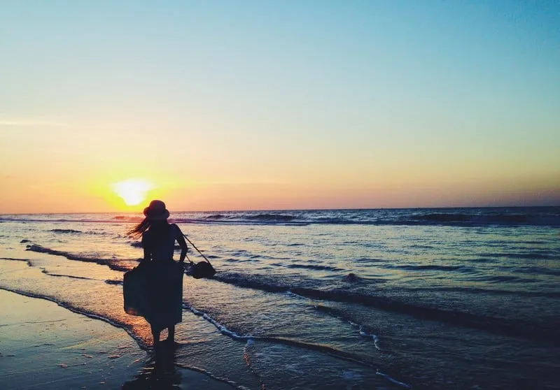 Stunning sunset moment on Quan Lan Island, as golden sunlight blends with the ocean, creating a vivid natural painting.