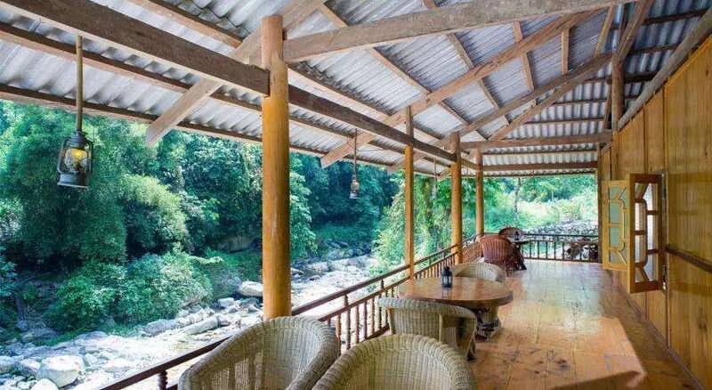 Không gian nghỉ dưỡng sang trọng và gần gũi thiên nhiên tại Nam Cang Riverside Lodge, với tầm nhìn ra sông và núi
