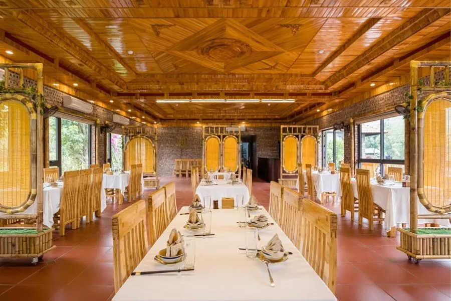 Không gian nhà hàng ấm cúng tại Memorina Ninh Bình Farmstay với nội thất gỗ tự nhiên