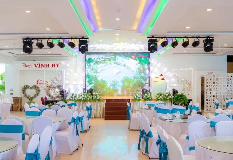 Không gian nhà hàng rộng rãi và thoáng đãng tại Vĩnh Hy resort