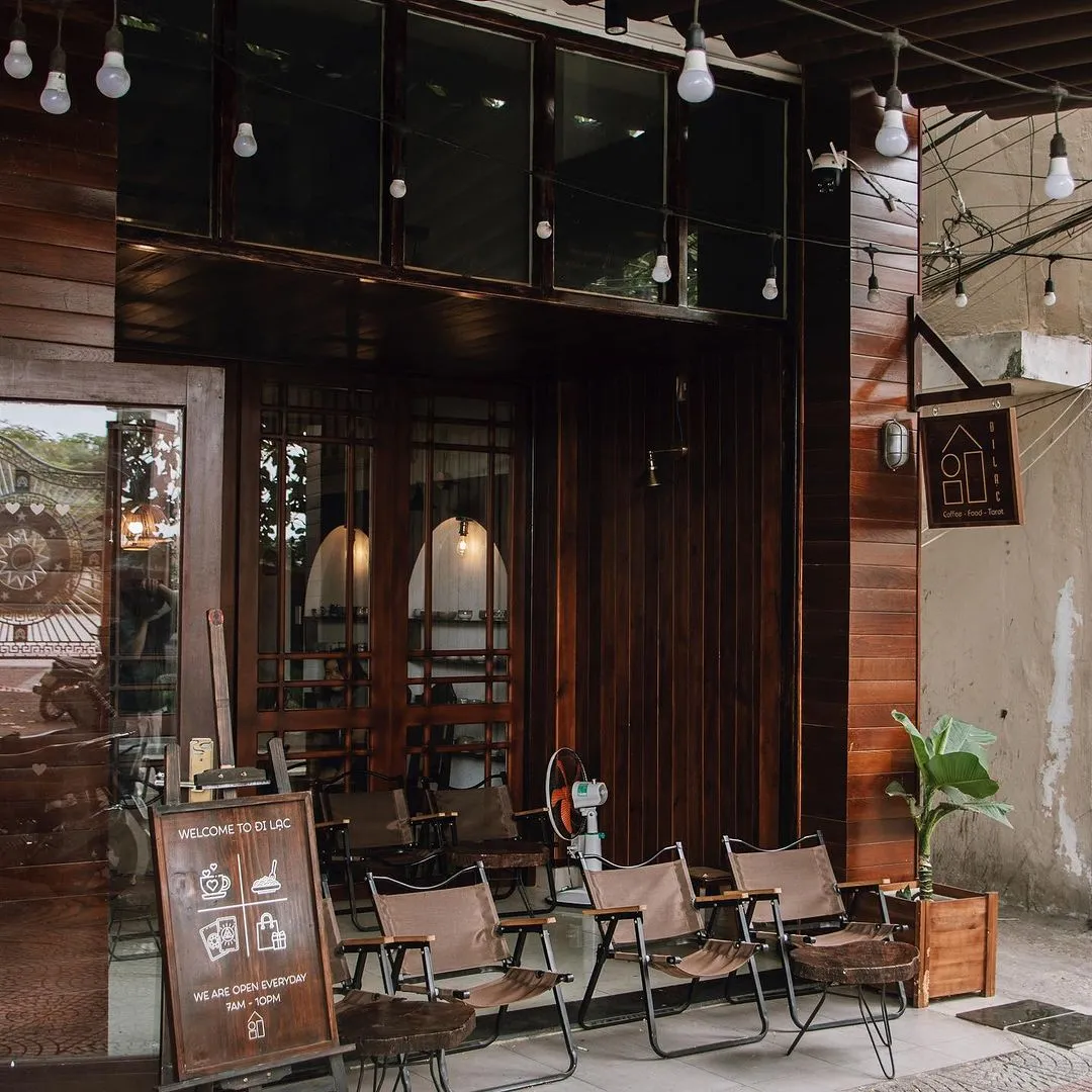 Không gian quán cafe Đi Lạc coffee mang phong cách Châu Âu cổ điển