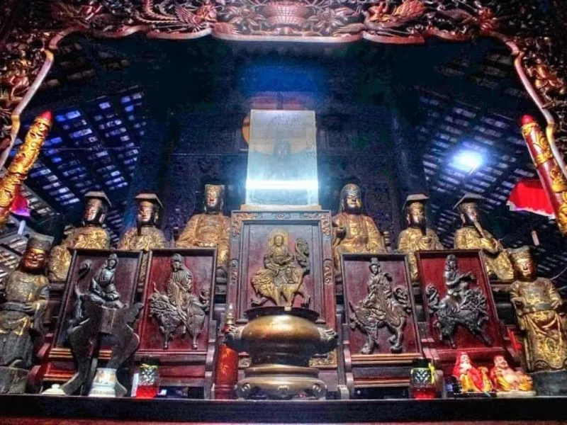 Solemn worship space behind the main hall of Giac Lam Pagoda