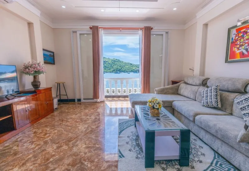 Không gian thoáng đãng sát với biển của phòng Triple Room Vip