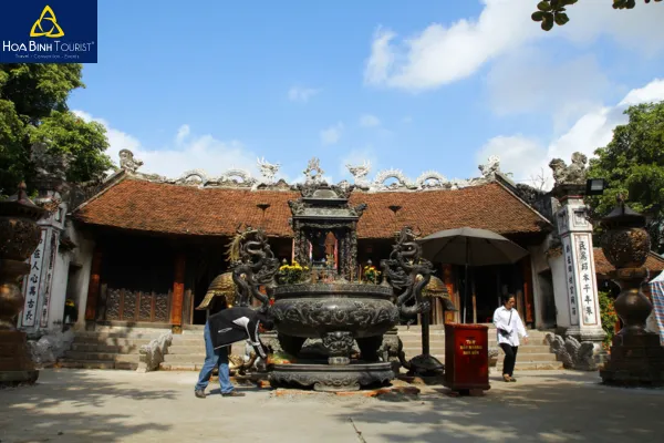 Không gian trang nghiêm và linh thiêng tại đền Trùng Hoa