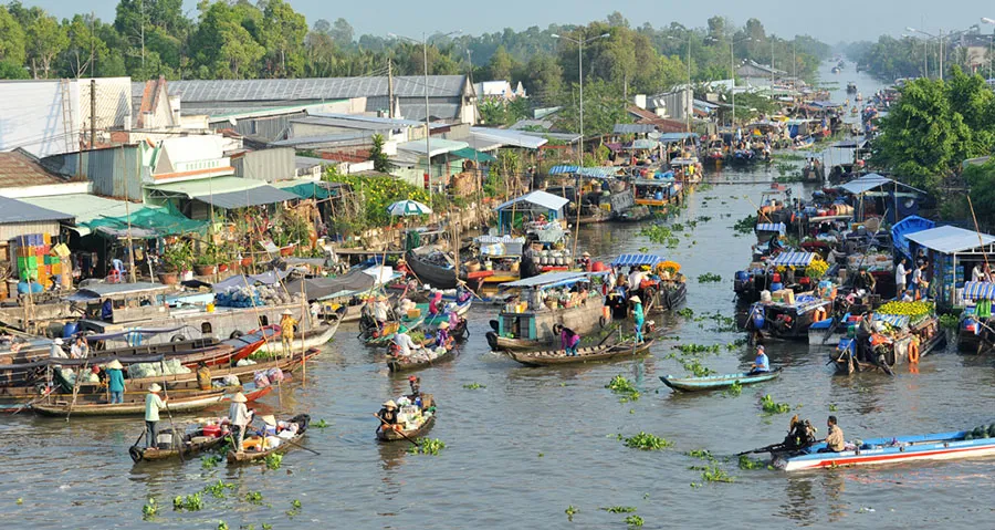 Bustling trading atmosphere at Nga Nam Floating Market in Soc Trang every early morning