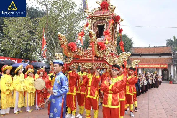 Không khí sôi động và náo nhiệt của lễ hội đền Trần tháng Tám