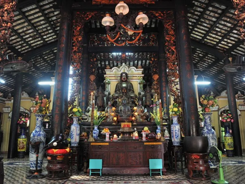 The majestic main hall area of Giac Lam Pagoda