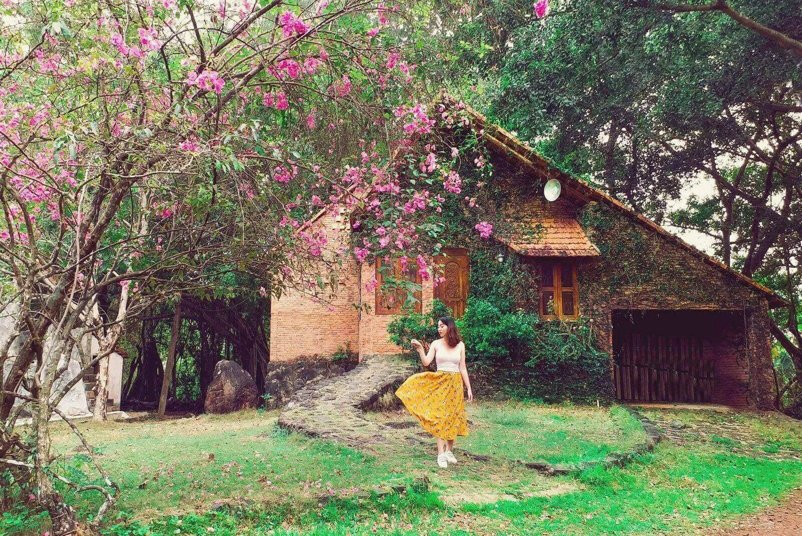 Cao Minh Tourist Area giving visitors the feeling of being lost in a classic European village