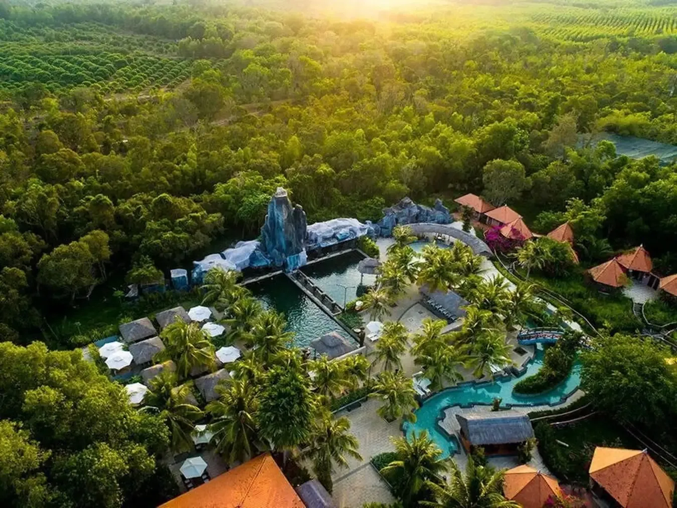 Khu nghỉ dưỡng suối nước nóng Bình Châu nhìn từ trên cao, với hồ bơi khoáng nóng rộng lớn và không gian xanh mát bao quanh