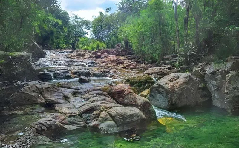 The wide rocky area by Truc Stream is suitable for camping and sightseeing