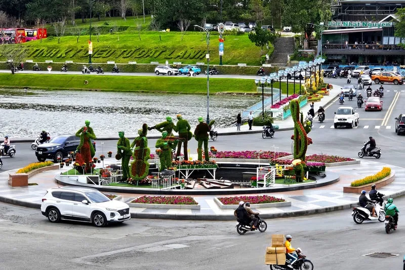 Khu vực đài phun nước trước Chợ đêm Đà Lạt và cầu Ông Đạo là điểm nhấn thú vị tại Festival hoa Đà Lạt 2024
