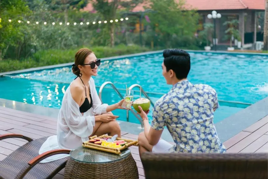 Khu vực hồ bơi xanh mát tại Memorina Ninh Bình Farmstay là nơi thư giãn lý tưởng cho du khách