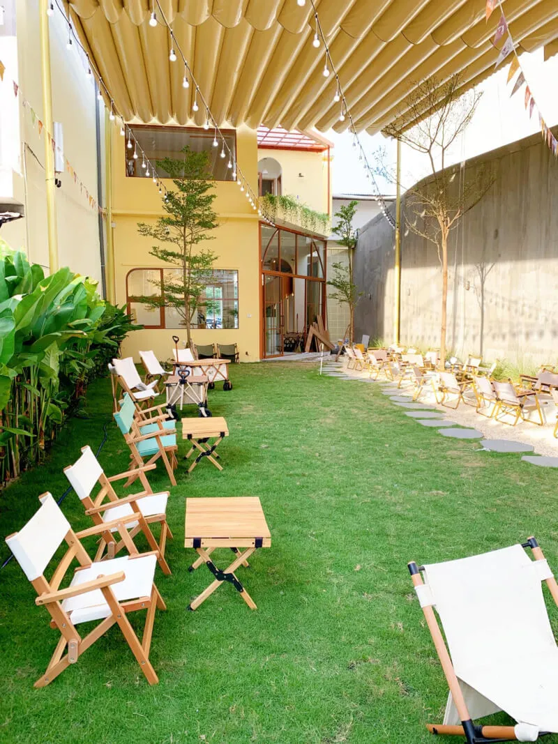 Khu vực ngoài trời thoáng đãng tại 2AM Coffee Đà Nẵng