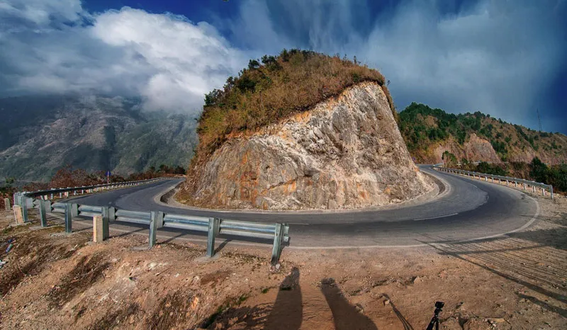 Dangerous curve on O Quy Ho Pass requires steady driving skills