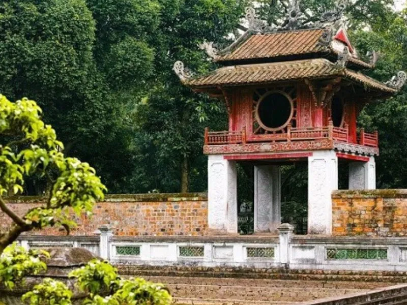 Khuê Văn Các trong Văn Miếu - Quốc Tử Giám, Hà Nội, biểu tượng của nền văn hiến lâu đời.