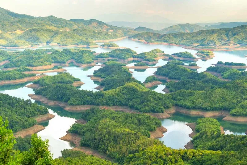 Khung cảnh ấn tượng của hồ Tà Đùng nhìn từ trên cao, với những hòn đảo nhấp nhô như Vịnh Hạ Long