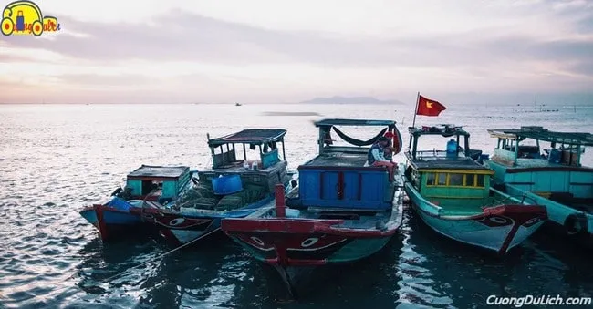 Bustling Can Thanh ferry terminal scene