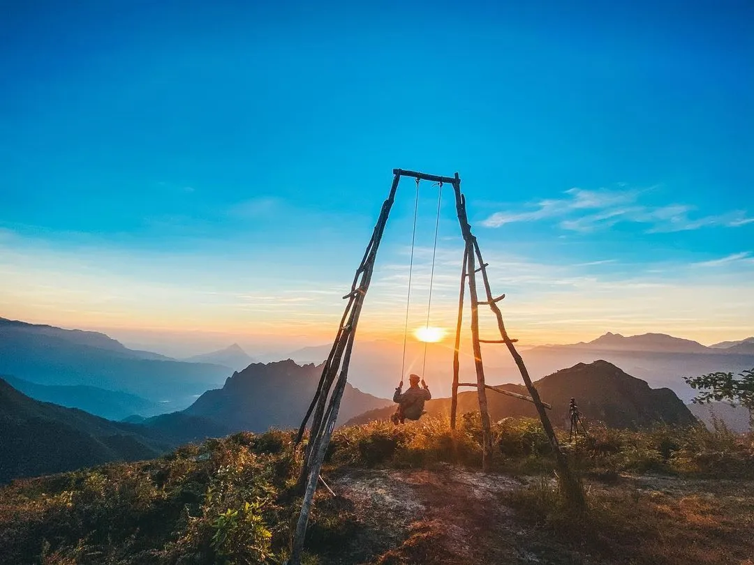 Peaceful early morning scenery on Mount Muoi, a stop on the Bach Moc Luong Tu trekking route for cloud hunting.