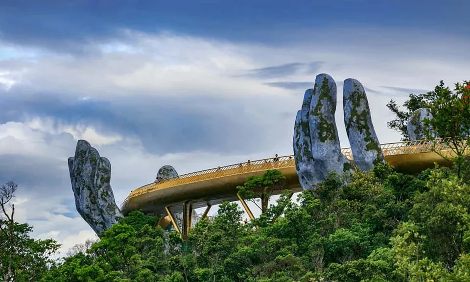 Khung cảnh cầu Vàng trong sương sớm