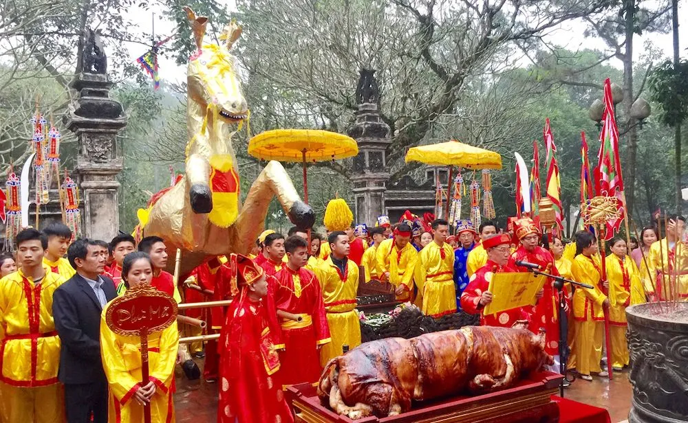 Scene of preparing a large roasted pig for the festival, showing the thoughtfulness of the people