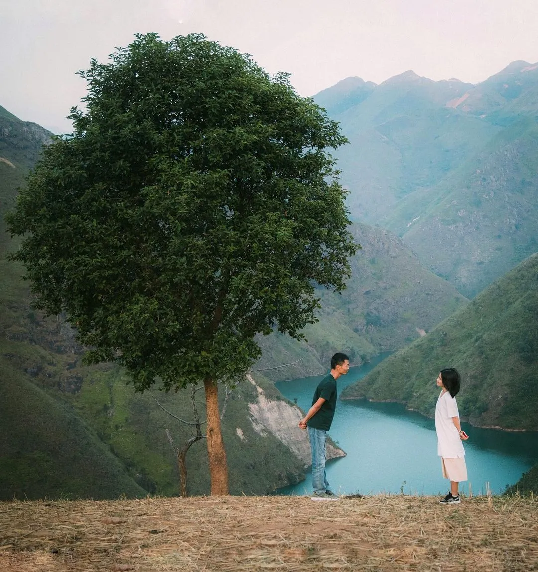 Majestic scenery of Ta Xua in the early morning mist, a must-visit destination on a Northwest cloud hunting tour.
