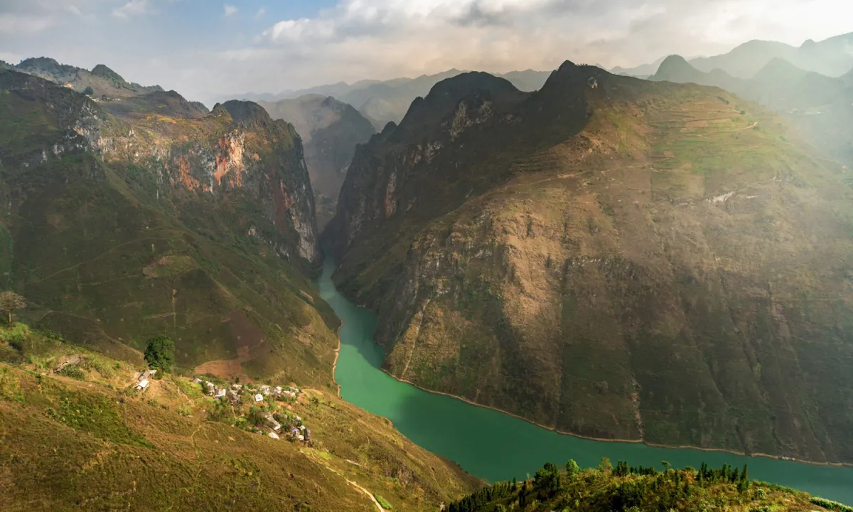 Breathtaking view from Ma Pi Leng Pass overlooking the Nho Que River, Ha Giang