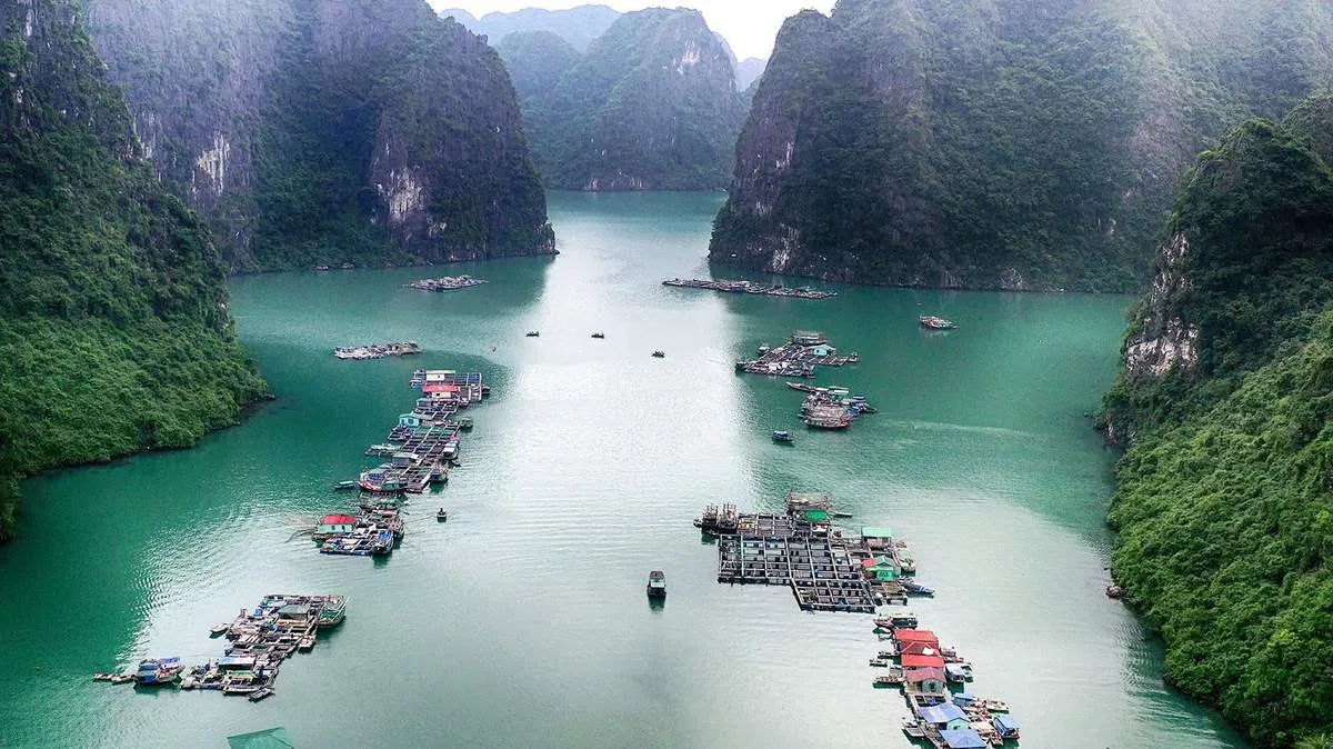 Khung cảnh làng chài Cửa Vạn yên bình giữa Vịnh Hạ Long