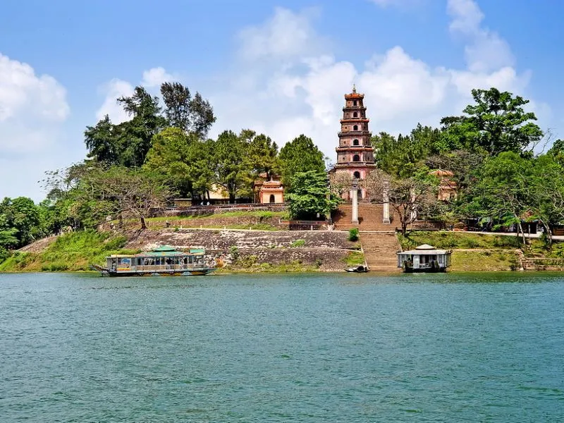 Khung cảnh nên thơ của chùa Thiên Mụ bên dòng sông Hương