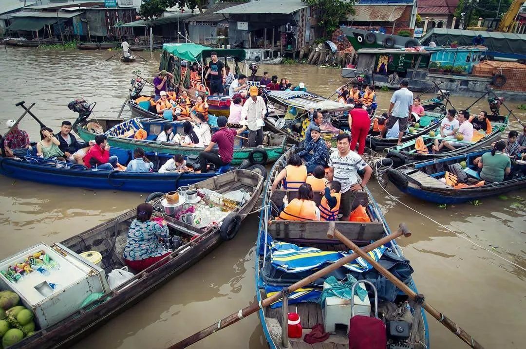 Bustling scene at Cai Rang Floating Market