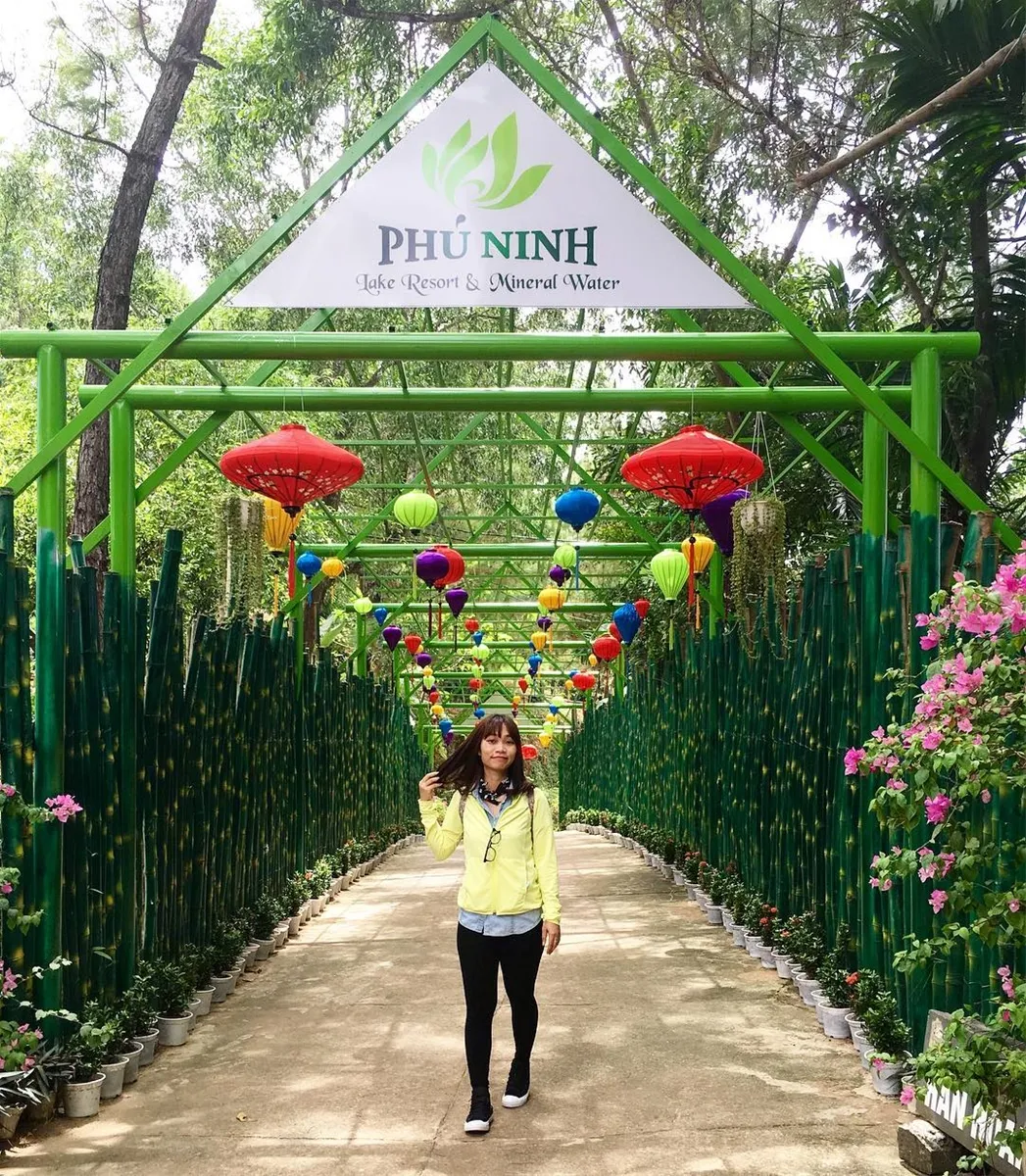 Khung cảnh thiên nhiên hoang sơ và yên bình tại khu du lịch sinh thái hồ Phú Ninh