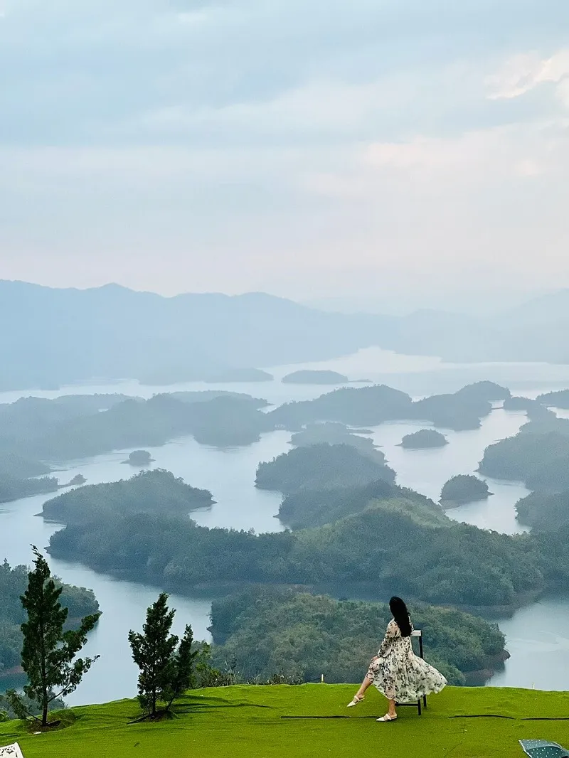 Khung cảnh tuyệt đẹp của hồ Tà Đùng nhìn từ Topview Homestay