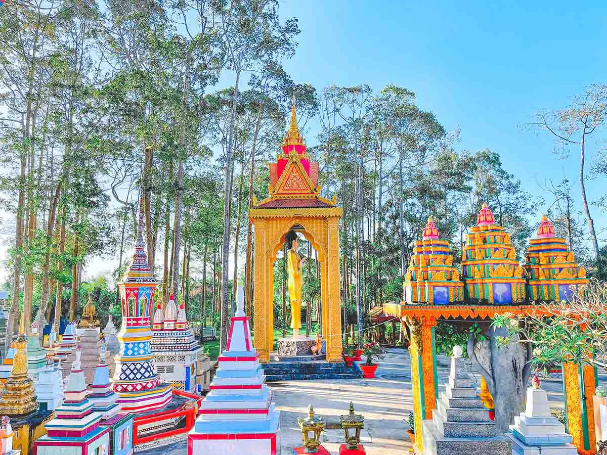 Khuôn viên chùa Sà Lôn với kiến trúc độc đáo từ gốm sứ.