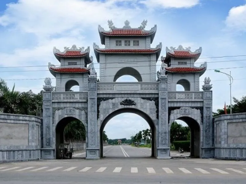 Kiến trúc cổng đền Đồng Nhân, Hà Nội, với mái ngói cong vút và họa tiết rồng phượng.