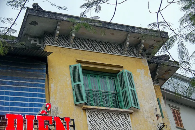 French architecture intertwined with consoles and decorations in Vietnamese culture.