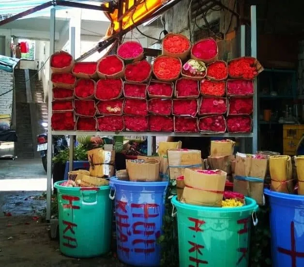 A visual guide to choosing fresh flowers at Ho Thi Ky Market.